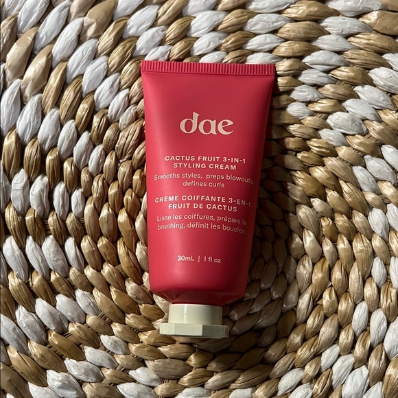 4 Piece Beauty Bundle with Make-Up Bag - Youthforia, REM, Mally, and Dae - NWT - Picture 3 of 6